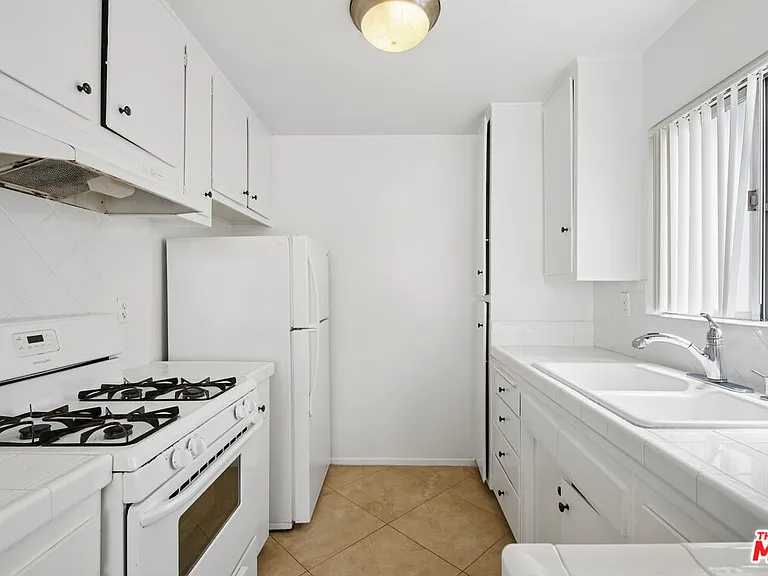 7540 Hampton Ave #206 — Photo 3