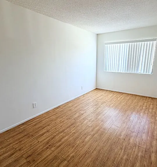 815 S Ardmore Ave #201 — Photo 6