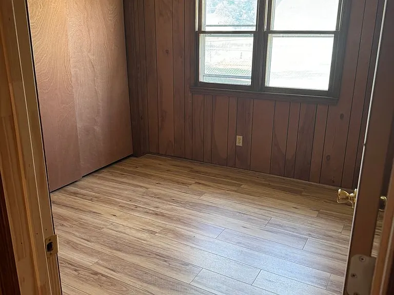 1009 W Broadway St — Photo 3