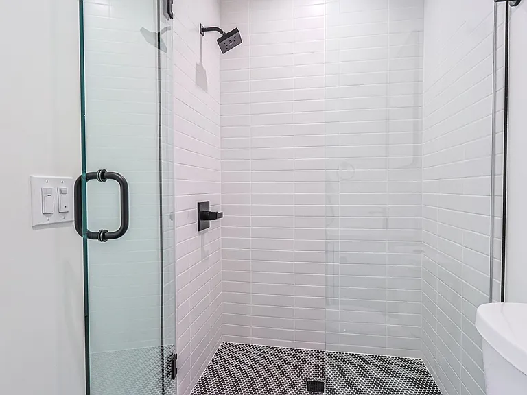 1227 N June St — Photo 38