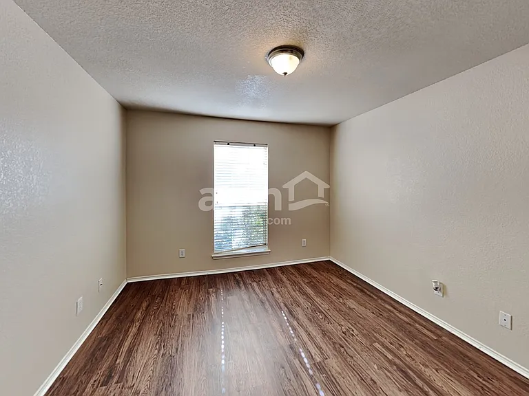 402 Nutmeg — Photo 16