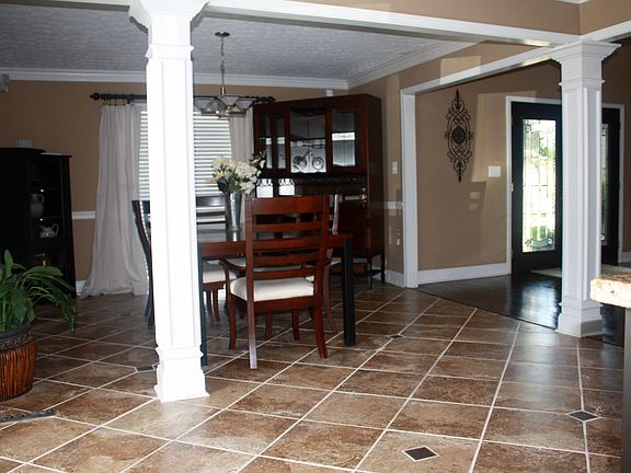 3rd image of 812 Rockwood Dr
