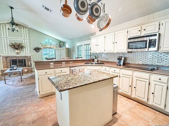 5th image of 826 Stoneway Drive