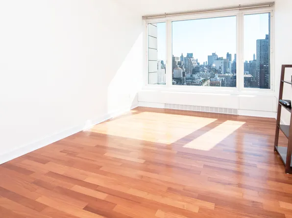 240 Riverside Boulevard image 8 of 16