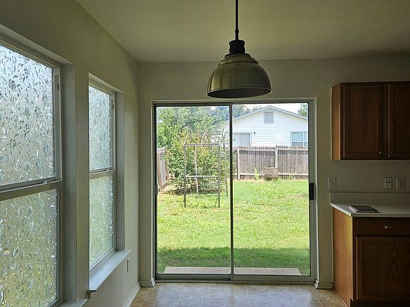 4th image of 13400 Coomes Dr