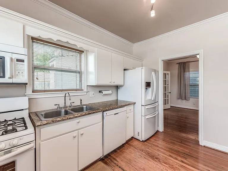 113 W 5th St — Photo 13