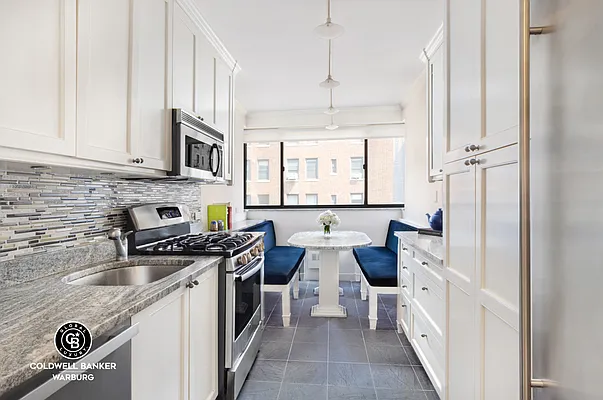 Rented by Coldwell Banker Warburg | media 10