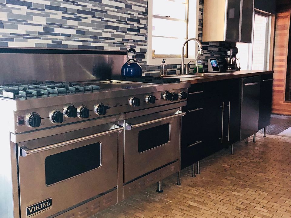 VIKING DOUBLE OVEN AND VENT 