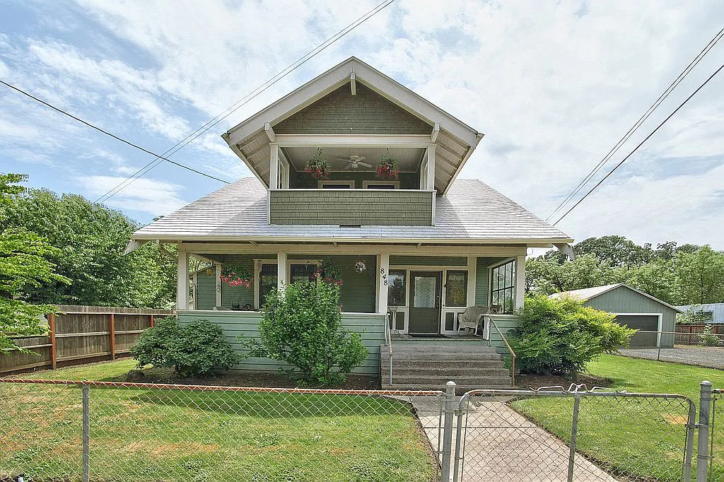 848 E Main St photo 1