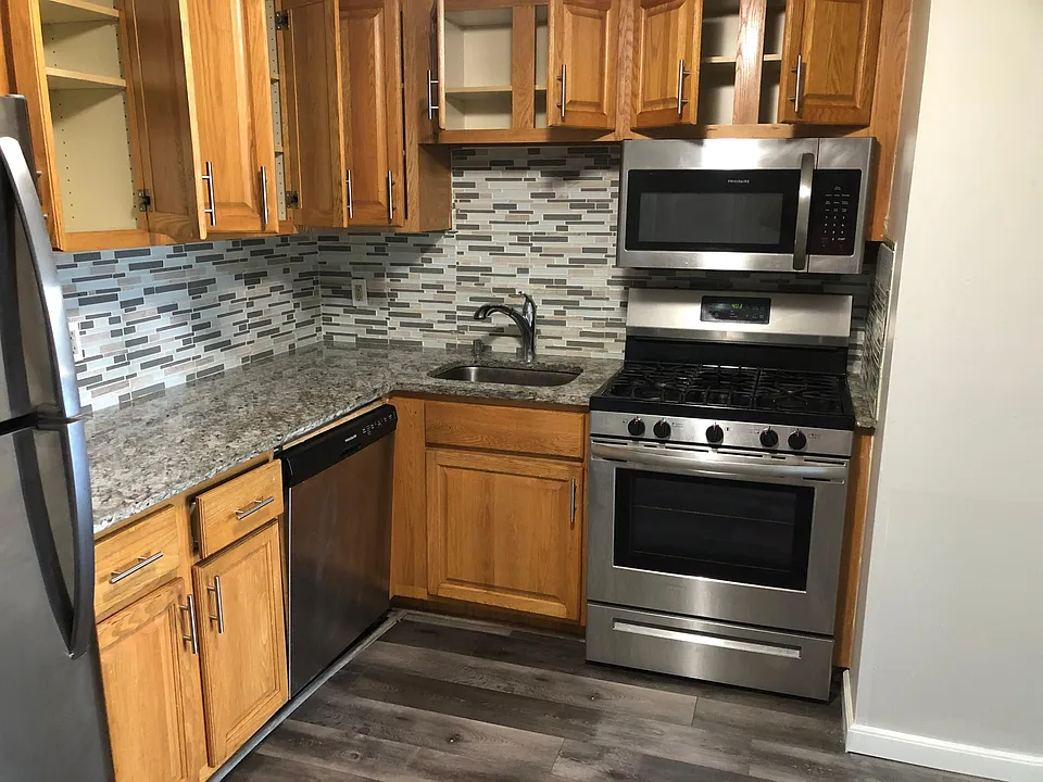 215 Mammoth Rd #2B