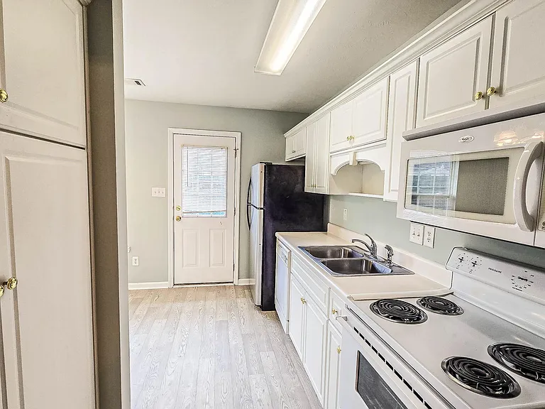 726 Creekside Dr — Photo 11