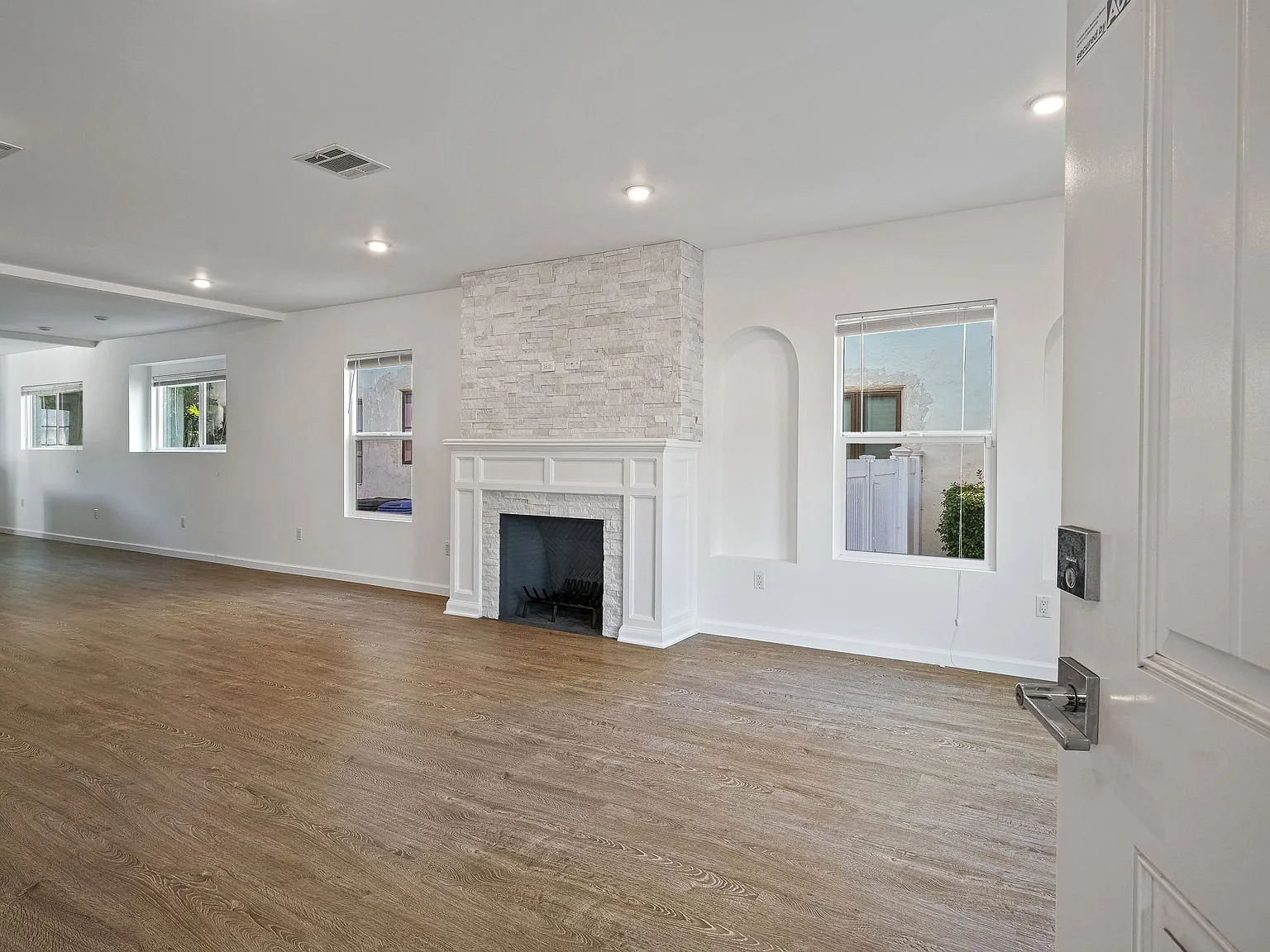 3 bed, 1550 sqft, $5,275 — Photo 3