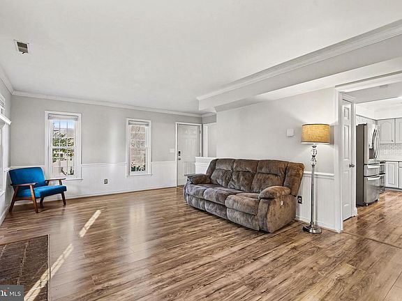 3rd image of 5822 Jackson Rd