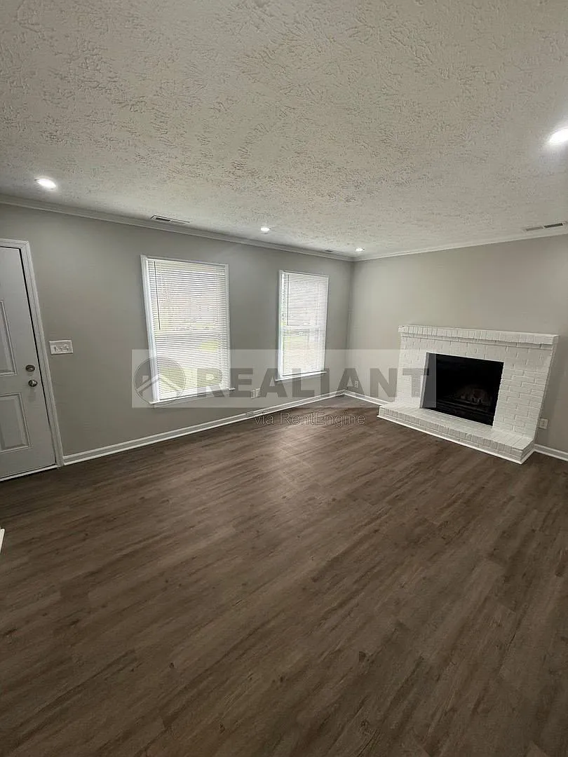 3 bed, 1.5 bath, 1359 sqft, $1,495 — Photo 4