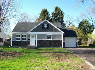 207 Ridgewood Dr, North Syracuse, NY 13212