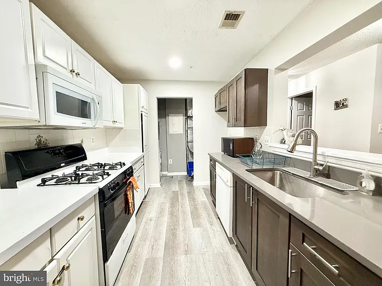 10019 Vanderbilt Cir #14-16 — Photo 5