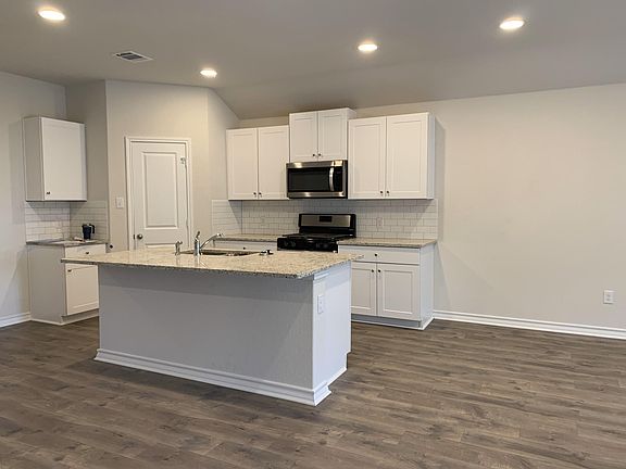 3rd image of 377 Northshore Trl