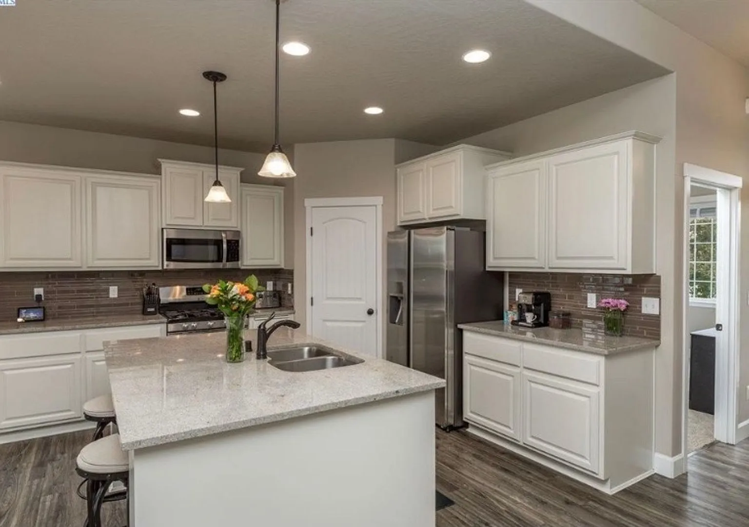 $500 Off First Months Rent- Beautiful 4 Bedroom Home in South Kennewick's Cherry Creek Neighborhood — Photo 2