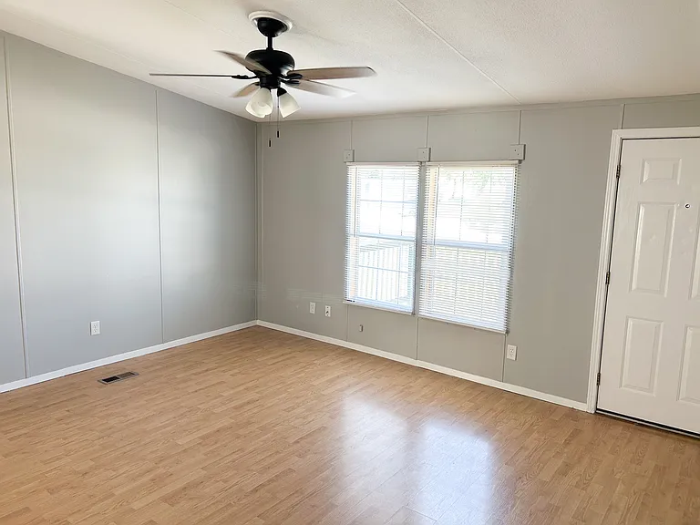 128 Kayla Dr — Photo 10