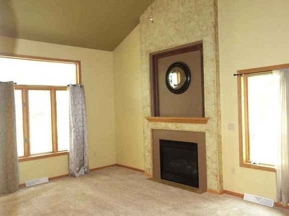 4th image of 9789 White Pine Ln