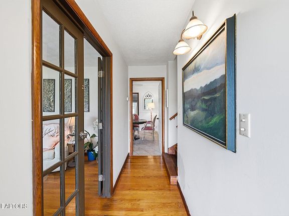 5th image of 303 Scott St