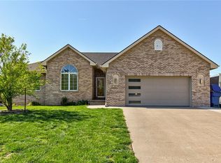 7412 Oakwood Dr, Urbandale, IA 50322