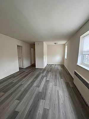 4th image of 6 Stratford Ave #2AA