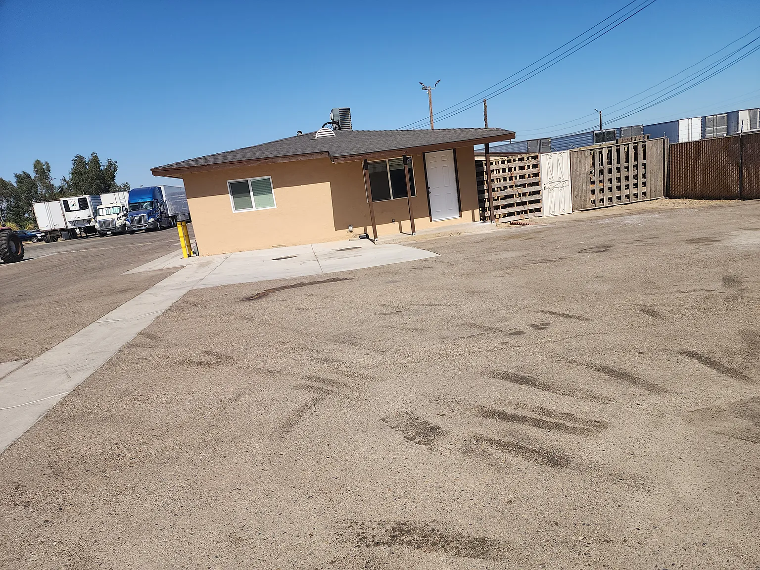 3 bed, 600 sqft, $3,000 — Photo 2