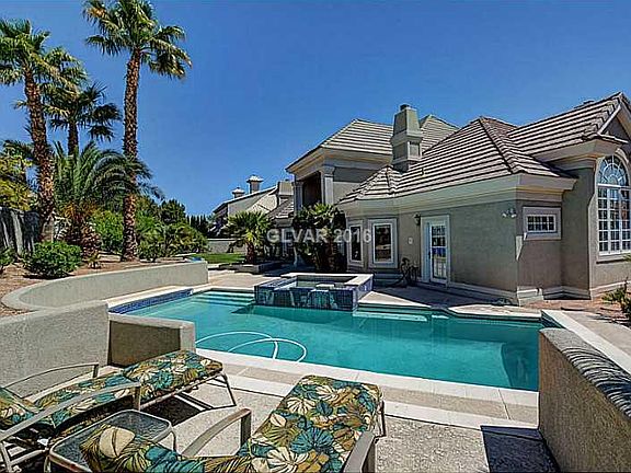 3rd image of 1721 Oval Cir