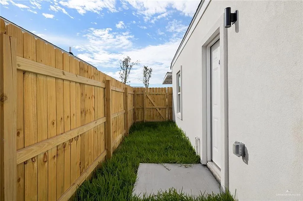 3 bed, 2.0 bath, 1188 sqft, $1,095 — Photo 2