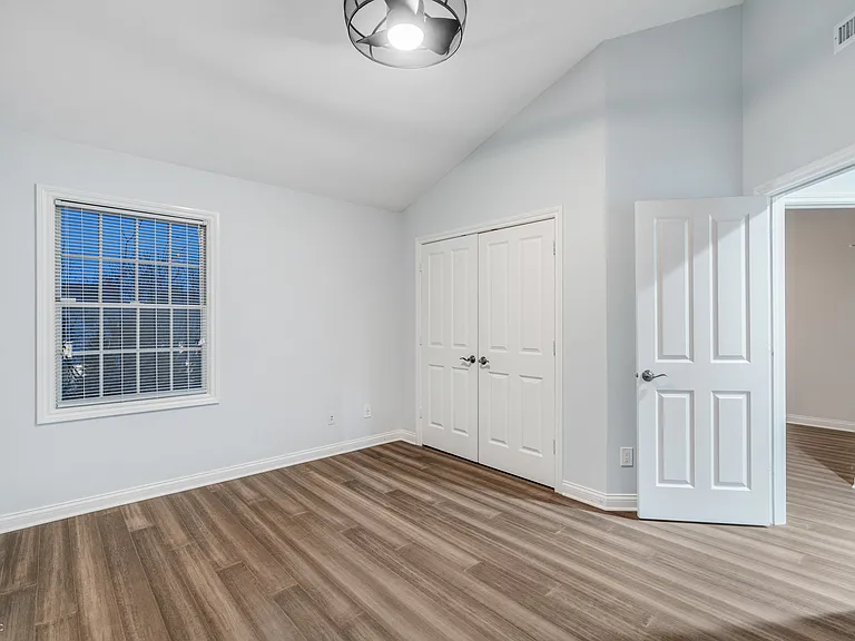 2068 Broughton St — Photo 40