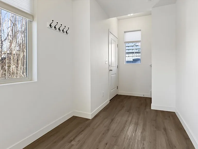 238 W Paramount Ave — Photo 5