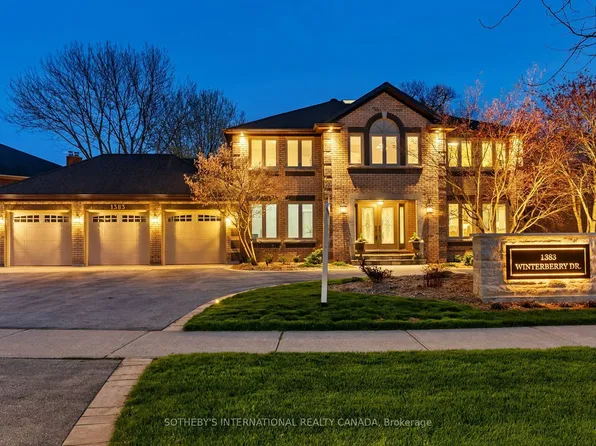 1383 Winterberry Dr, Burlington, ON L7P 4T6