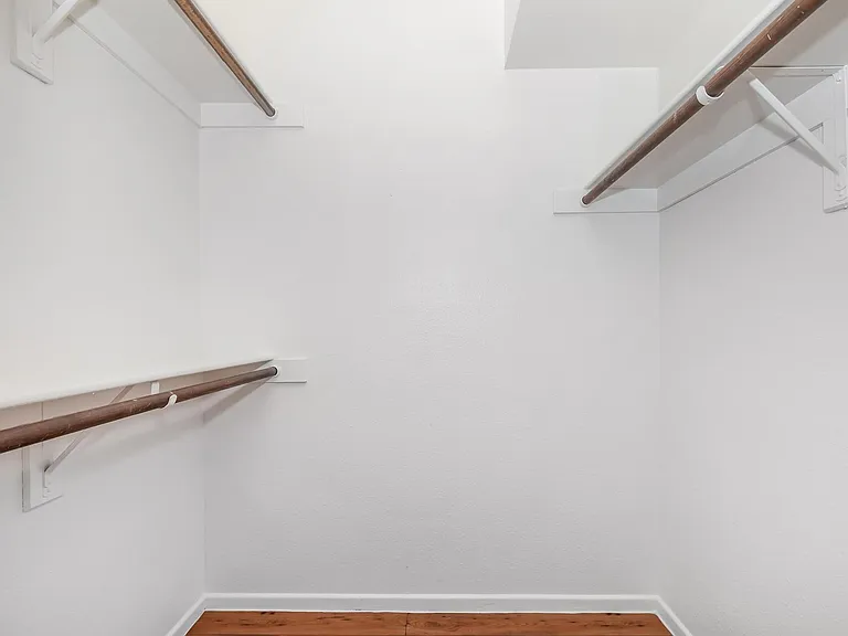 Broadway Proper Apartment ** One Month Free**W/D Included — Photo 22