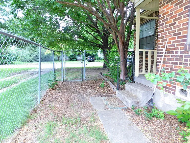 1010 Denton St — Photo 15