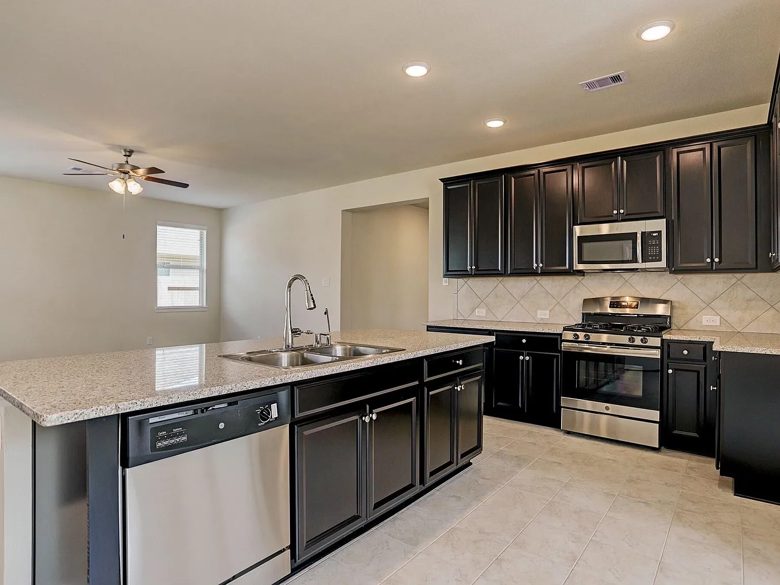 3 bed, 2.0 bath, 1896 sqft, $2,450 — Photo 3