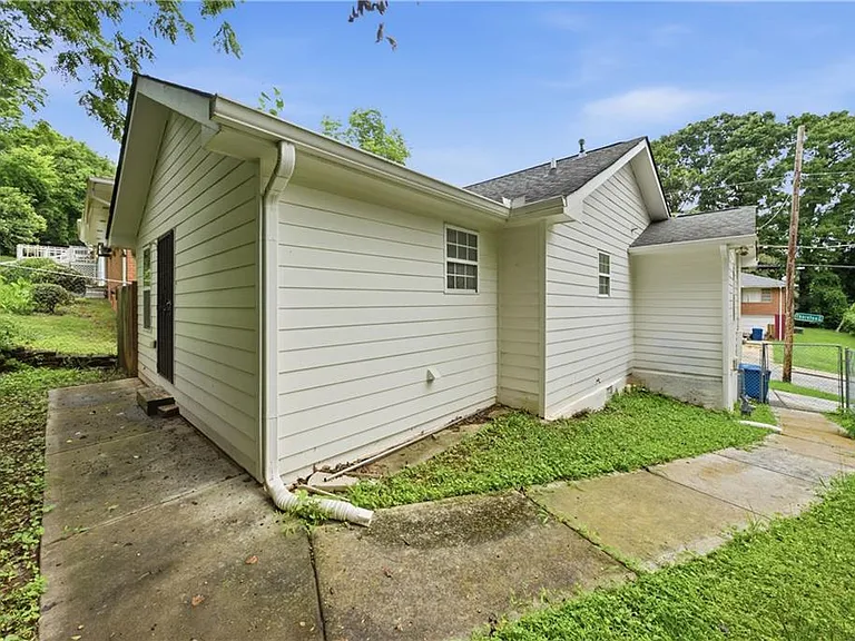 226 Thornton St SW — Photo 15