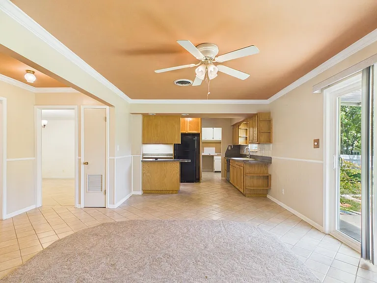 1206 Crenwelge Dr — Photo 4