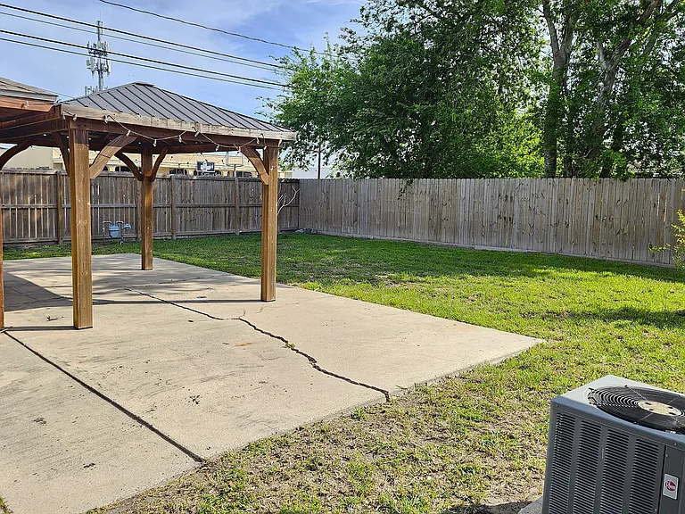 Huge enclosed backyard, perfect for pets