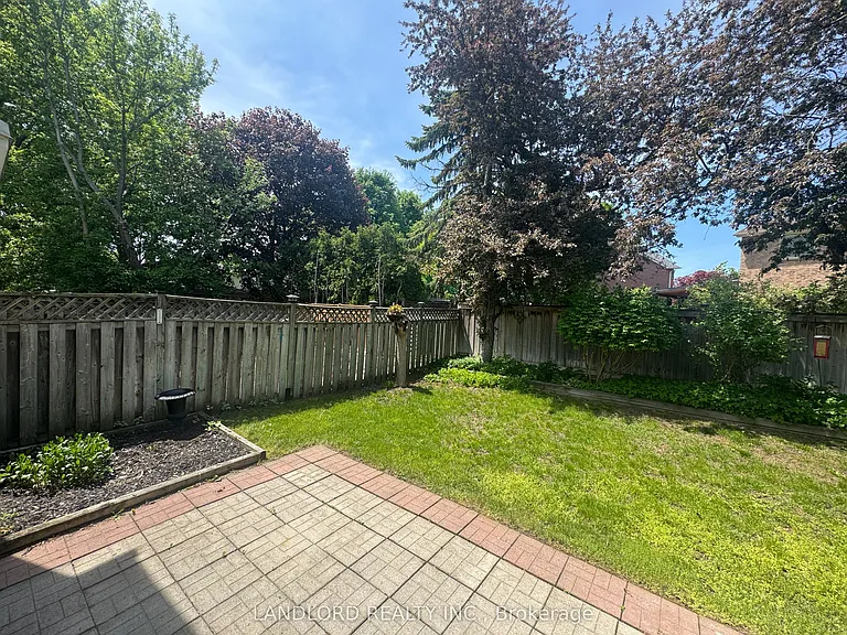 833 Laurier Ave — Photo 23