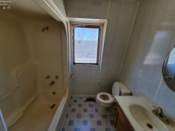 4th image of 1310 Putnam St