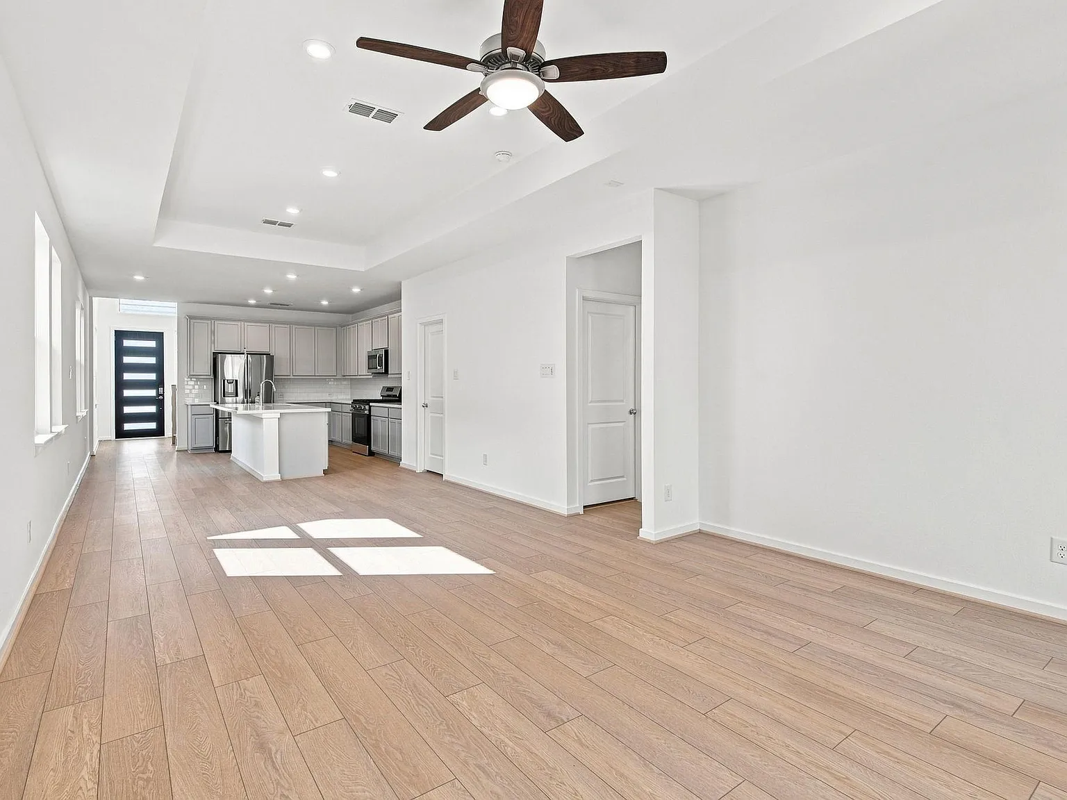 5 bed, 3.0 bath, 2413 sqft, $3,400 — Photo 4