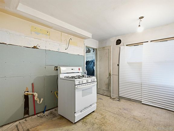 5th image of 19331 McCormick St