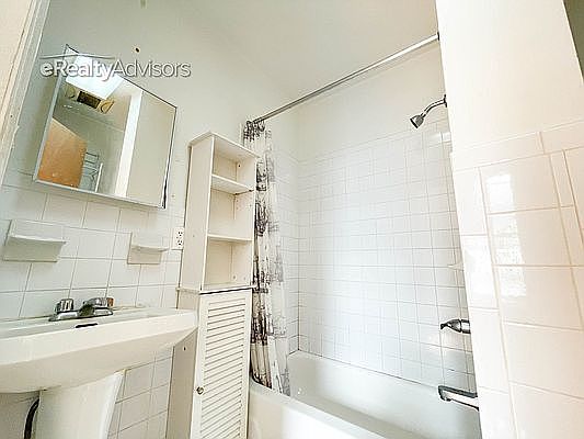 5th image of 344 E 9th St #2R