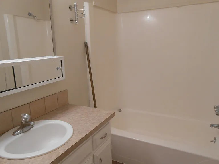 1244 NE 4th St #9 — Photo 16