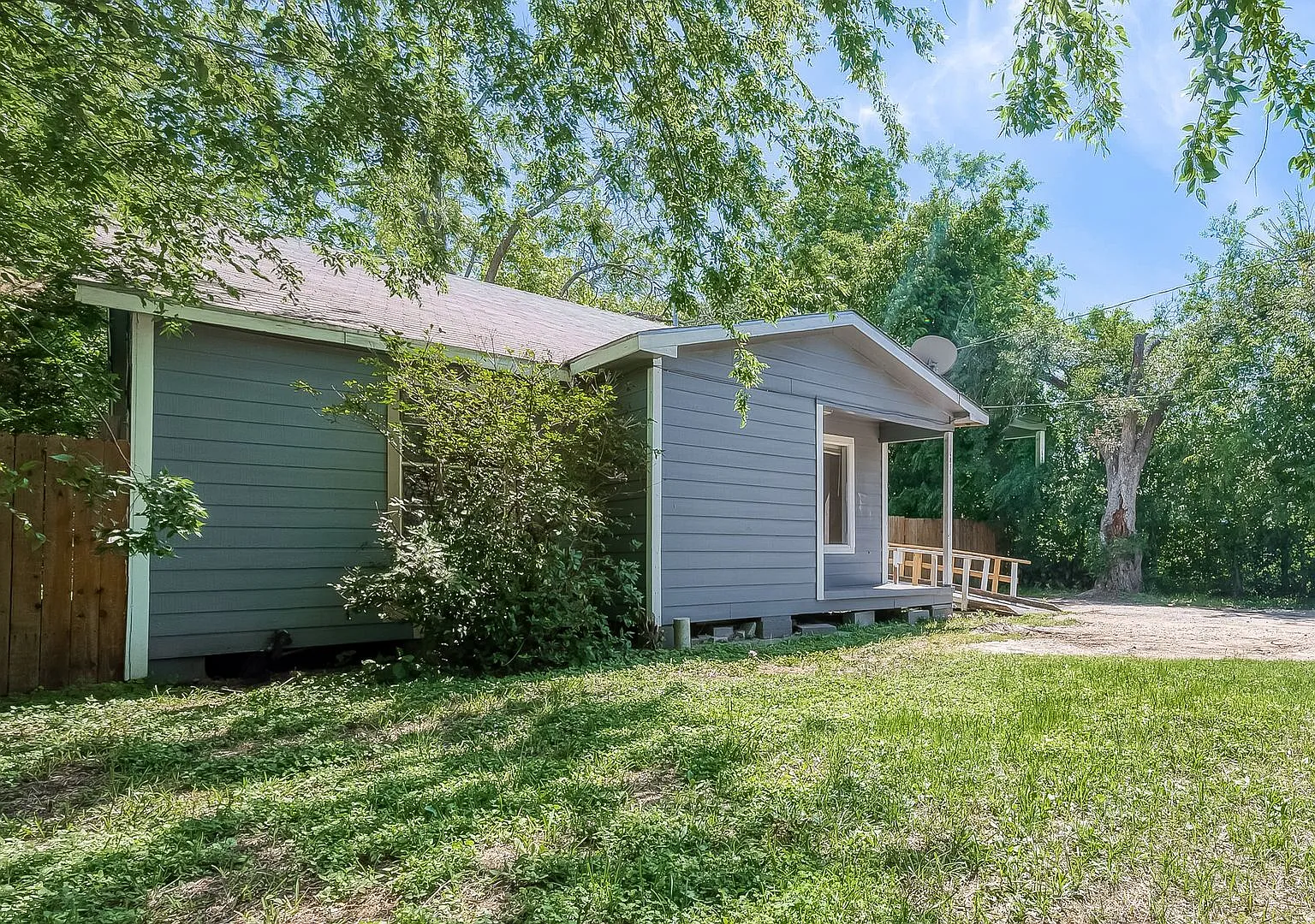 Spacious Single-Family Houston Home in Convenient Southeast Location Near Major Highways & City A... — Photo 1