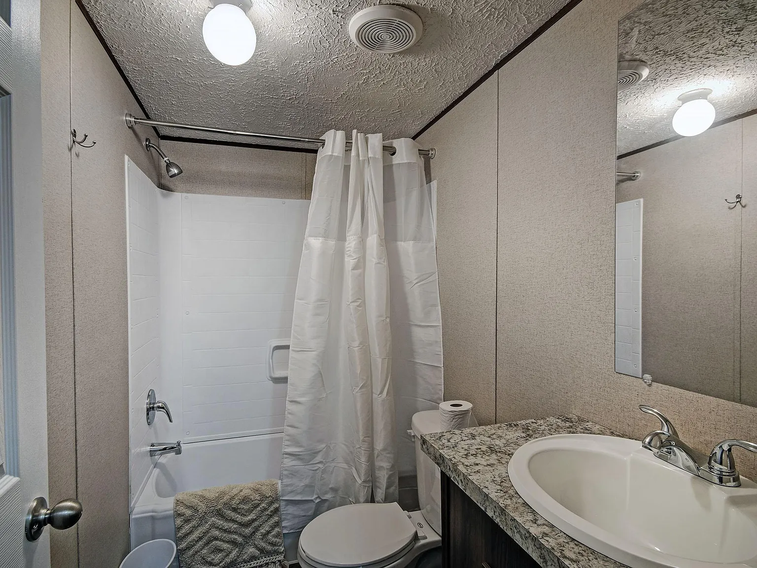 4 bed, 3.0 bath, 2100 sqft, $724 — Photo 4