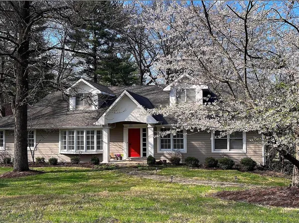 12 Wakefield Dr, Saint Louis, MO 63124