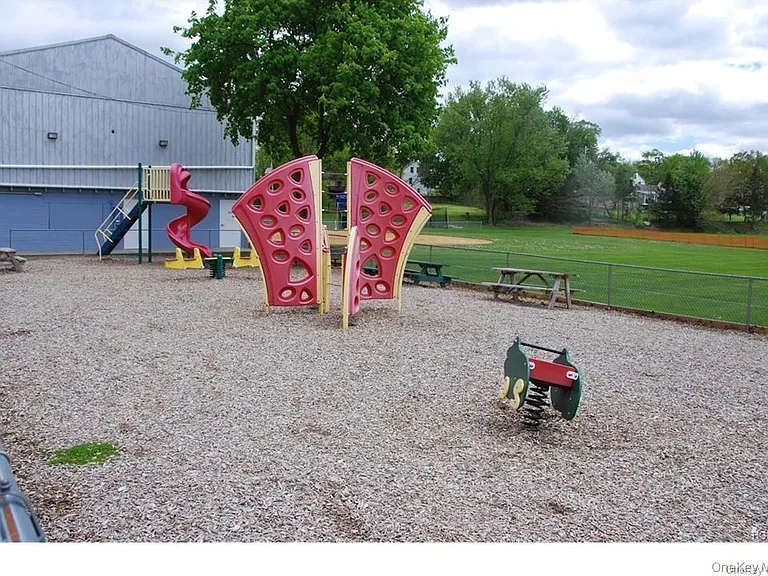 35 Bridge St #B — Photo 17
