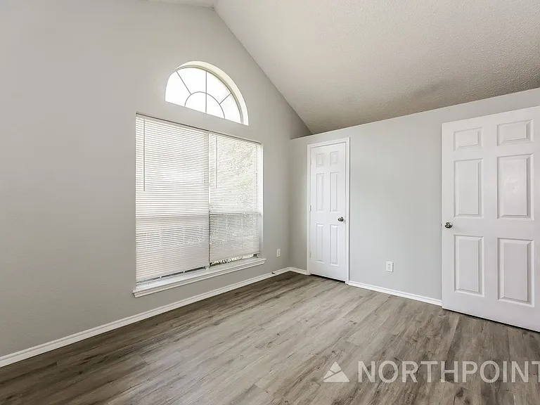 404 Derby Ln — Photo 13
